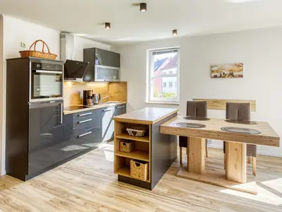 Ferienwohnung Seemöwe Waren (Müritz) - Küchenzeile mit Anrichte und Esstisch