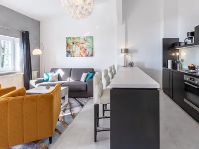 Ferienwohnung Kietz-Idylle - Wohnraum mit Küchenzeile und Essbereich