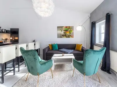Ferienwohnung Kietz-Perle Waren (Müritz) - Wohnraum mit Küchenzeile und Tresen