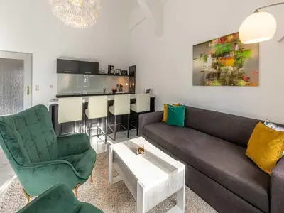 Ferienwohnung Kietz-Perle Waren (Müritz) - Sitzecke mit Tresen und Küchenzeile