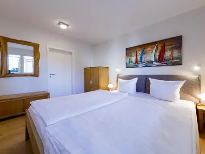 Ferienwohnung Jolle Waren Müritz - geräumiges Schlafzimmer