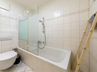 Ferienwohnung Jolle Waren Müritz - geräumiges Badezimmer