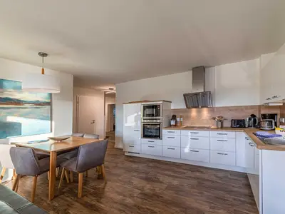 Ferienwohnung Hafenflair Hafenresidenz: Küche mit Essbereich