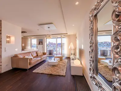 Ferienwohnung First Marina View Wohnzimmer mit Hafenblick Müritz