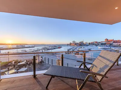 Ferienwohnung Quartier Lounge Hafenresidenz: Balkon mit Hafenblick