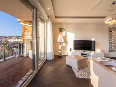 Ferienwohnung First Marina View Wohnzimmer mit Müritzblick