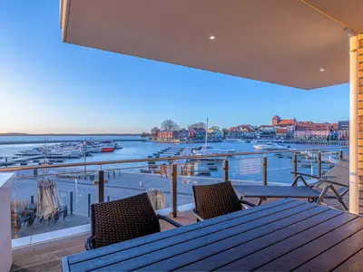 Ferienwohnung Quartier Lounge Hafenresidenz: Balkon am Wasser