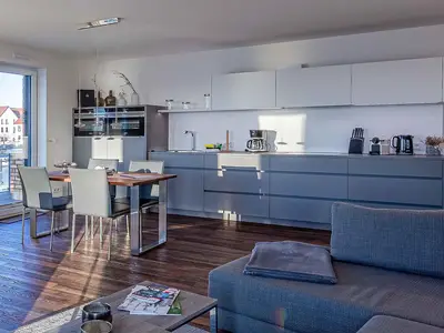 Ferienwohnung Quartier Lounge Hafenresidenz:  Küche mit Essbereich