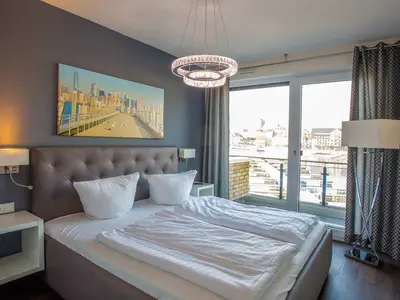 Ferienwohnung First Marina View Schlafzimmer mit Hafenblick