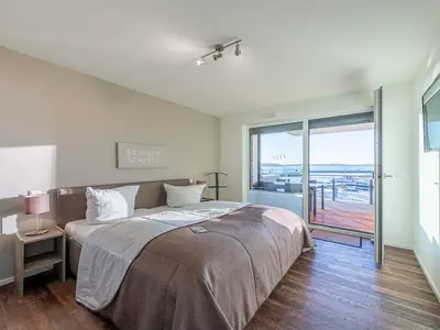 Ferienwohnung Quartier Lounge Hafenresidenz:  Schlafzimmer mit Hafenblick
