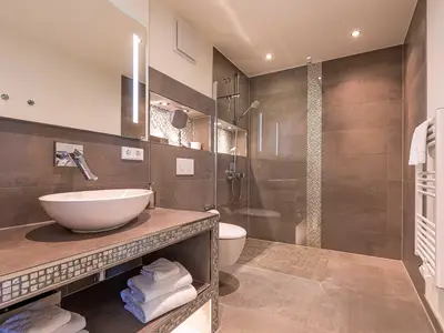 Ferienwohnung First Marina View Badezimmer mit Glasdusche