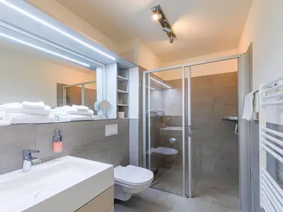 Ferienwohnung Quartier Lounge Hafenresidenz: Badezimmer mit Glasdusche
