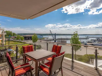 Ferienwohnung Müritzoase Hafenresidenz: Balkon mit Freisitz und Seeblick