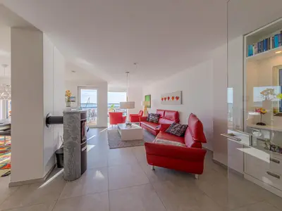 Ferienwohnung Müritzoase Hafenresidenz: Wohnzimmer mit Hafenblick