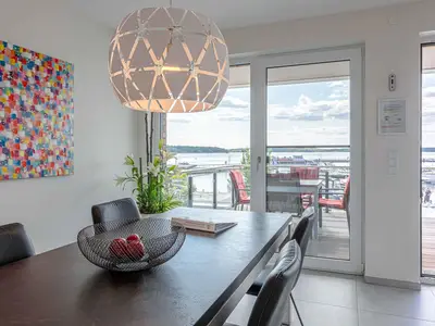 Ferienwohnung Müritzoase Hafenresidenz: Essbereich mit Wasserblick
