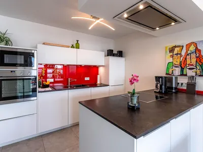 Ferienwohnung Müritzoase Hafenresidenz: Küche mit Kochinsel