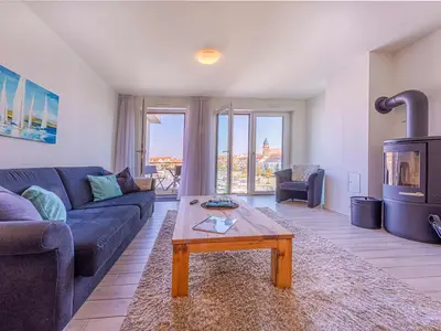Ferienwohnung Möwe Hafenresidenz: Wohnzimmer mit Kamin