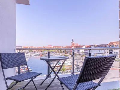 Ferienwohnung Möwe Hafenresidenz: Balkon mit Hafenblick