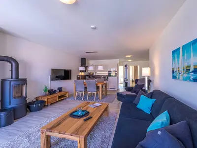 Ferienwohnung Möwe Hafenresidenz: Wohnzimmer mit Kamin