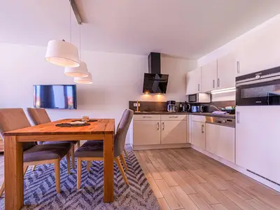 Ferienwohnung Möwe Hafenresidenz: Küche mit Essbereich