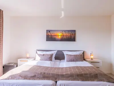 Ferienwohnung Möwe Hafenresidenz: Schlafzimmer mit Doppelbett