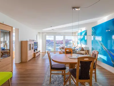 Ferienwohnung Hafenperle Hafenresidenz: Wohnzimmer mit Essbereich