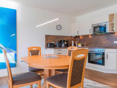 Ferienwohnung Hafenperle Hafenresidenz: Küche mit Essbereich