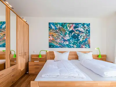 Ferienwohnung Hafenperle Hafenresidenz: Schlafzimmer mit Doppelbett