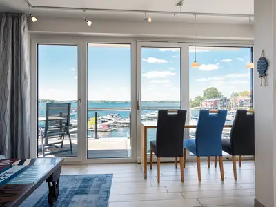 Panorama Suite Waren großzügiger Wohnbereich mit Panorama Ausblick