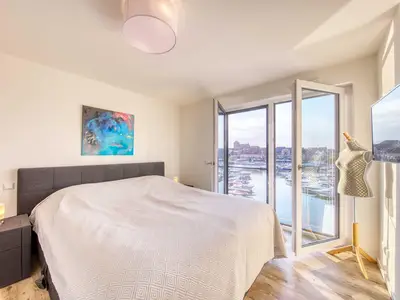 Ferienwohnung Wohlfühloase Hafenresidenz:  Schlafzimmer mit Hafenblick