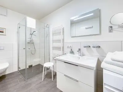 Ferienwohnung Wohlfühloase Hafenresidenz: Badezimmer mit Glas-Dusche