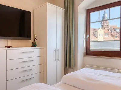 Ferienwohnung CityFlair Waren (Müritz) - Schlafzimmer mit Altstadtblick