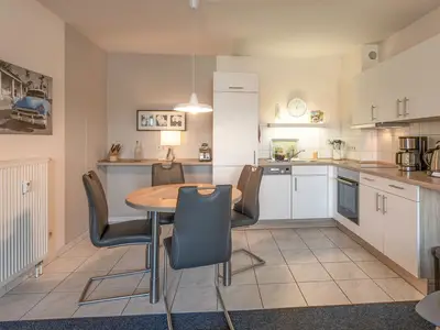 Ferienwohnung HafenLiebe Waren (Müritz) - Wohnraum mit Küchenzeile und Essecke