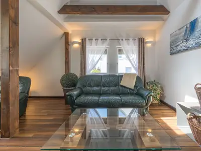 Ferienwohnung Seeperle Wohnzimmer mit grünem Sofa