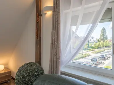 Ferienwohnung Seeperle Wohnzimmer Ausblick durch das Fenster ins Wohngebiet