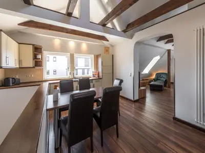 Ferienwohnung Seeperle Küche mit Esstisch und Blick ins Wohnzimmer