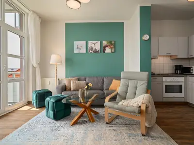 Ferienwohnung Hafenkino Müritz offener Wohnbereich mit einladener Couch