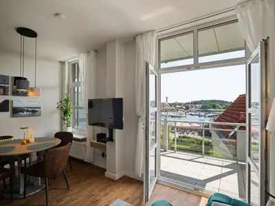 Ferienwohnung Hafenkino Müritz Wohnzimmer mit Balkon