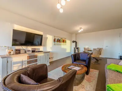 Ferienwohnung MüritzKieker Hafenresidenz: Wohnzimmer mit Kamin