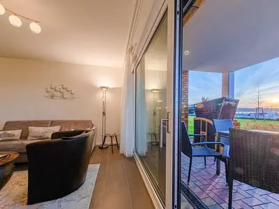 Ferienwohnung MüritzKieker Hafenresidenz: Wohnzimmer mit Terrassenzugang