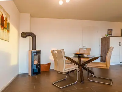 Ferienwohnung MüritzKieker Hafenresidenz: Wohnzimmer mit Kamin