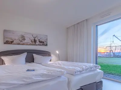 Ferienwohnung MüritzKieker Hafenresidenz: Schlafzimmer mit Doppelbett