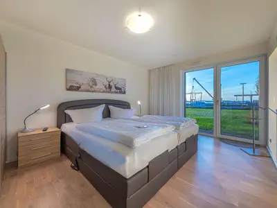 Ferienwohnung MüritzKieker Hafenresidenz: Schlafzimmer mit Hafenblick