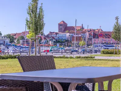 Ferienwohnung Libelle Hafenresidenz: Terrasse Blick auf Waren (Müritz)