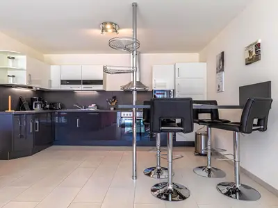 Ferienwohnung Leonie Hafenresidenz: Küche und Essbereich