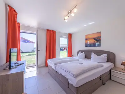 Ferienwohnung Leonie Hafenresidenz: Schlafzimmer mit Doppelbett
