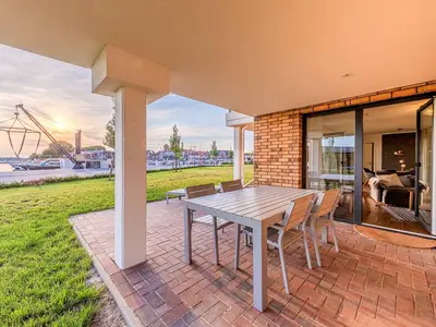 Ferienwohnung Am lütten Meer Hafenresidenz: Terrasse mit Freisitz und Hafenblick