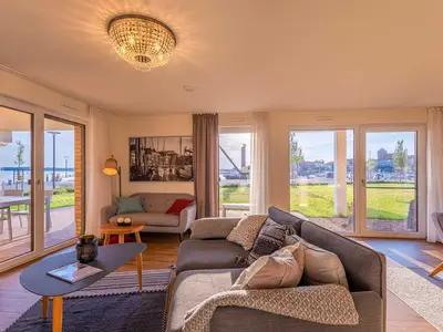 Ferienwohnung Am lütten Meer Hafenresidenz: Wohnzimmer mit Hafenblick