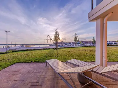 Ferienwohnung Am lütten Meer Hafenresidenz: Terrasse mit Wasserblick