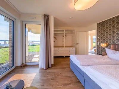 Ferienwohnung Am lütten Meer Hafenresidenz: Schlafzimmer mit Wasserblick